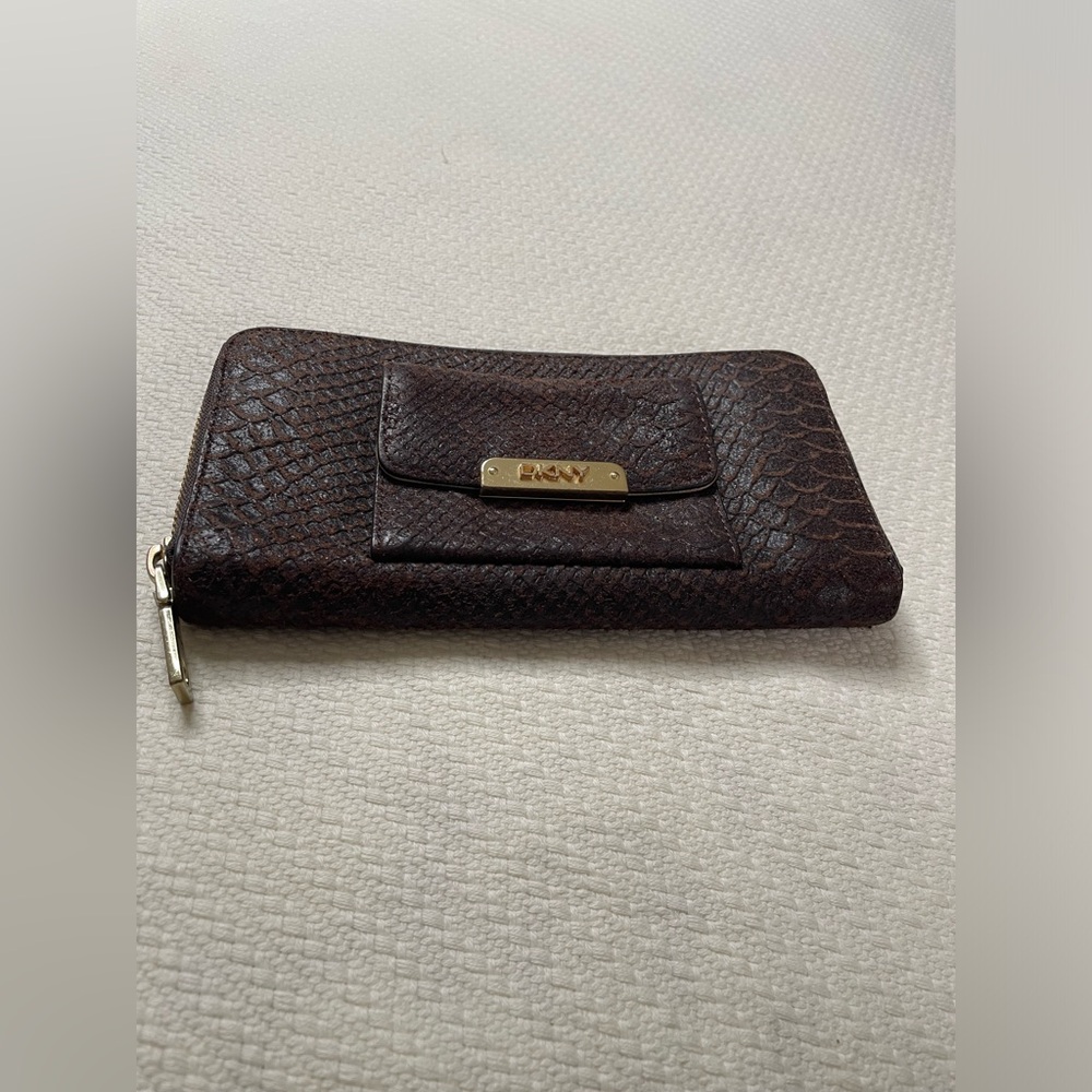 DKNY 100% genuine leather, this wallet is practically new, in great condition! - Picture 2 of 8